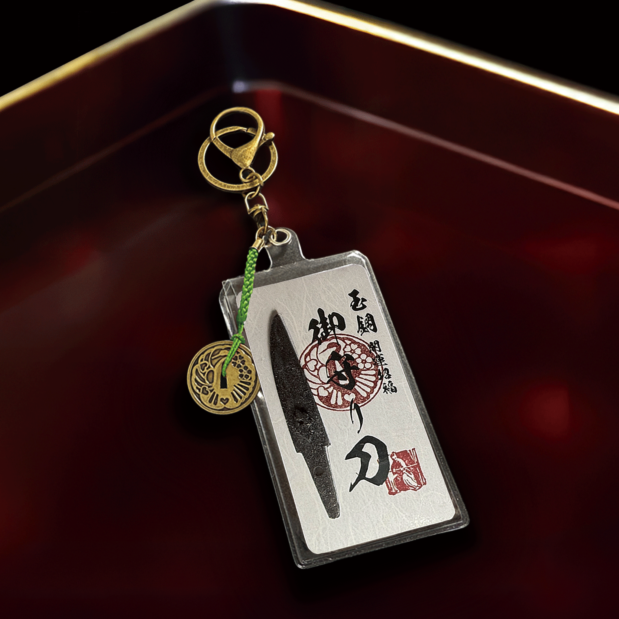 真・御守型ひとふり・カード版1st 大-tachi- 鐔付きアクセサリー仕様 若草(わかくさ・黄緑) - HITOFURI プロジェクト