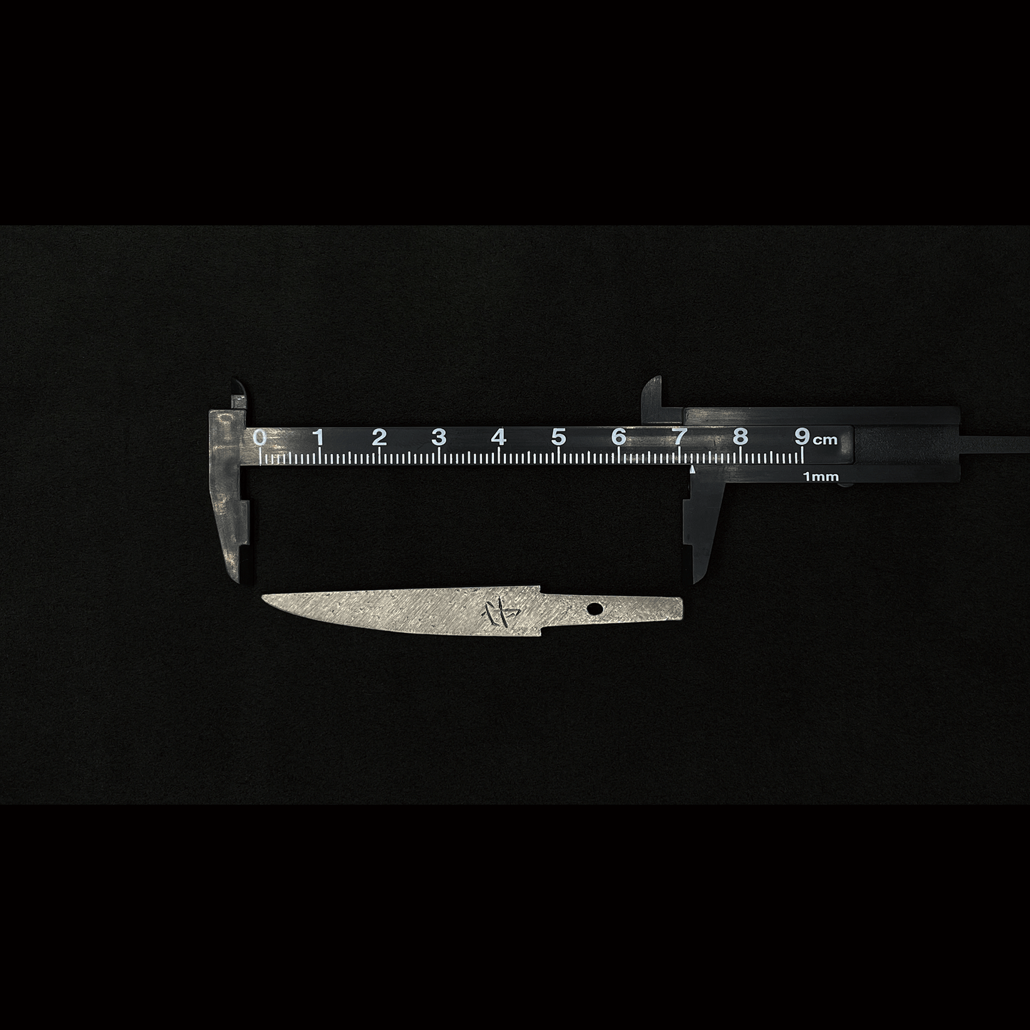 御守型ひとふり 【西陣織刀袋_菊結び_房付き】薄桜 (うすざくら) - HITOFURI プロジェクト