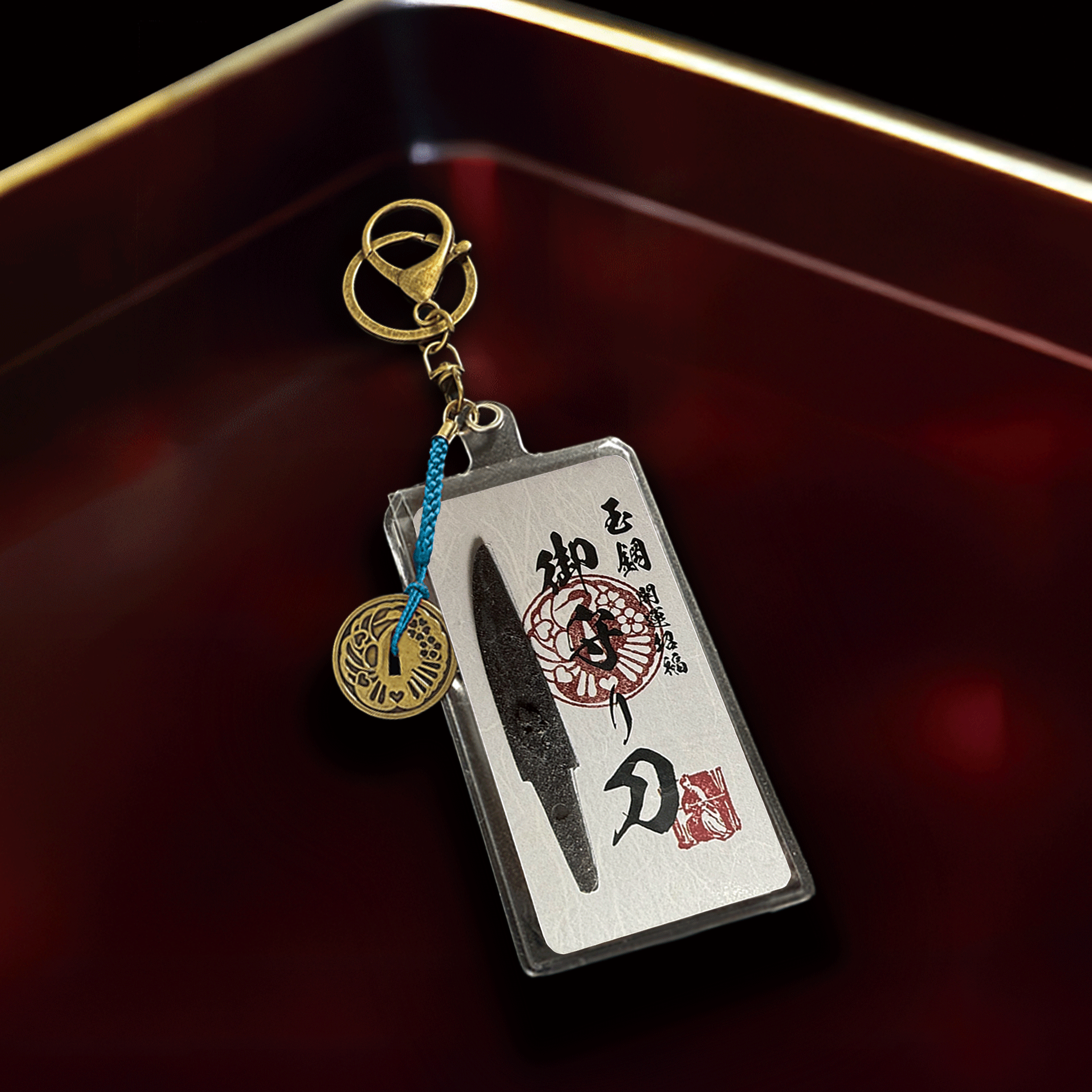 真・御守型ひとふり・カード版1st 大-tachi- 鐔付きアクセサリー仕様 翡翠(ひすい・青緑) - HITOFURI プロジェクト