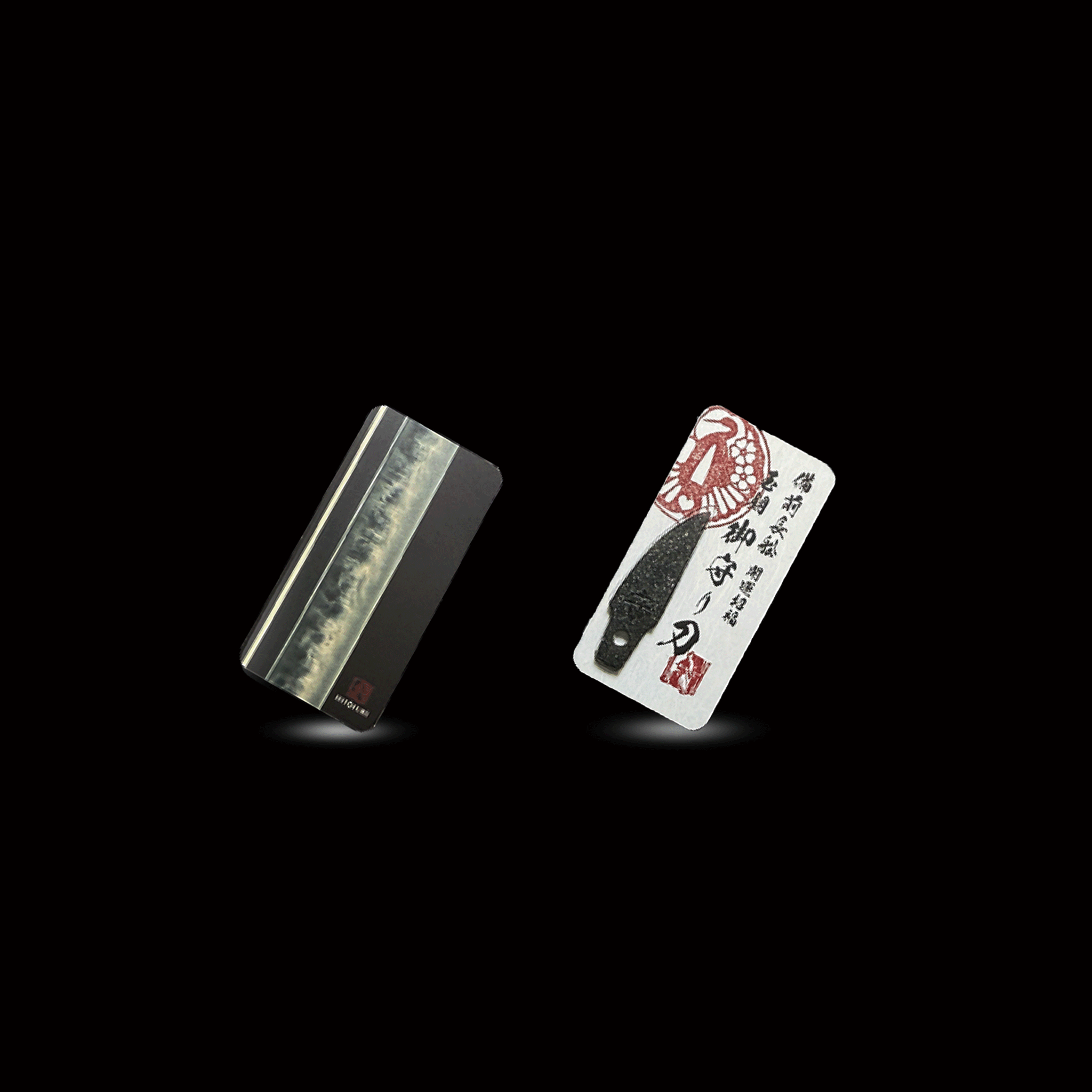 真・御守型ひとふり・カード版 備前長船「山鳥毛写し」特別ver. 小-wakizashi- 鐔付きアクセサリー仕様 蒼紺(そうこん・紺) - HITOFURI プロジェクト