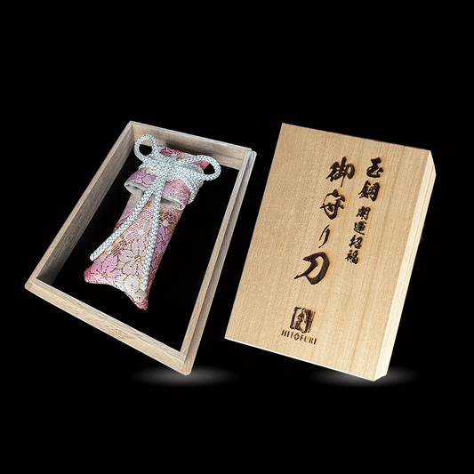御守型ひとふり　【西陣織刀袋_鱗結び_白】薄桜（うすざくら）-漆黒の刀身- - HITOFURI プロジェクト