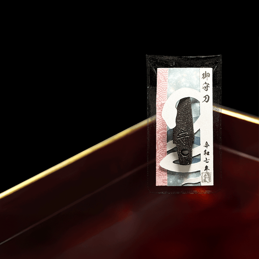 御守型ひとふり・カード版 白蛇｜スタイリッシュver.｜小｜薄紅梅（ピンク）令和七年版 - HITOFURI プロジェクト