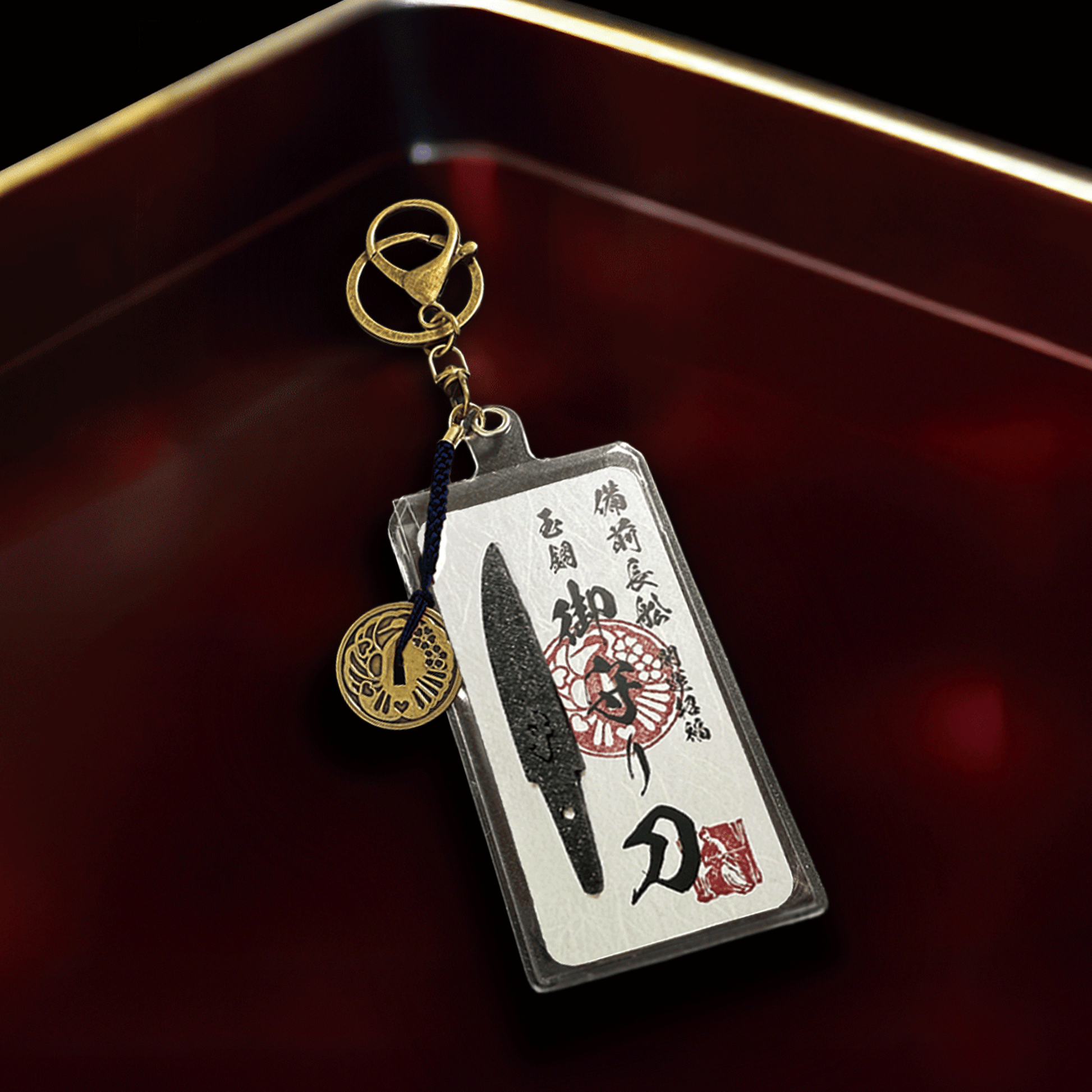 真・御守型ひとふり・カード版 備前長船「山鳥毛写し」特別ver.  大-tachi- 鐔付きアクセサリー仕様 蒼紺（そうこん・紺） - HITOFURI プロジェクト