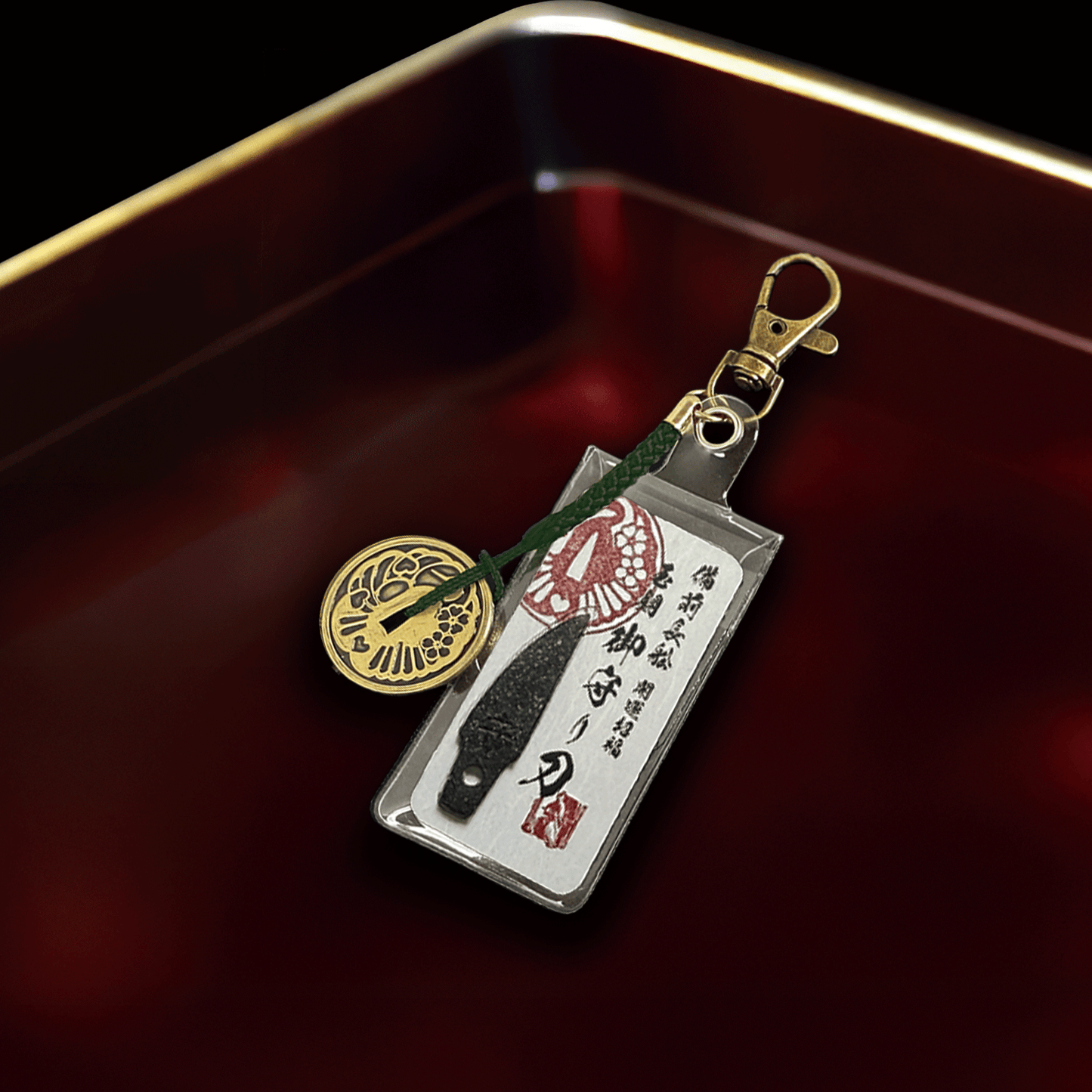 真・御守型ひとふり・カード版 備前長船「山鳥毛写し」特別ver.  小-wakizashi- 鐔付きアクセサリー仕様 葉隠（はがくれ・緑） - HITOFURI プロジェクト