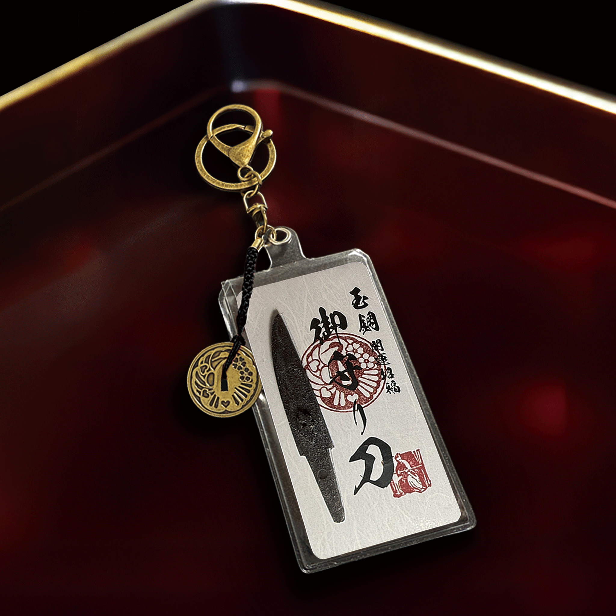 真・御守型ひとふり・カード版 1st 大-tachi- 鐔付きアクセサリー仕様 新月（しんげつ・黒） - HITOFURI プロジェクト