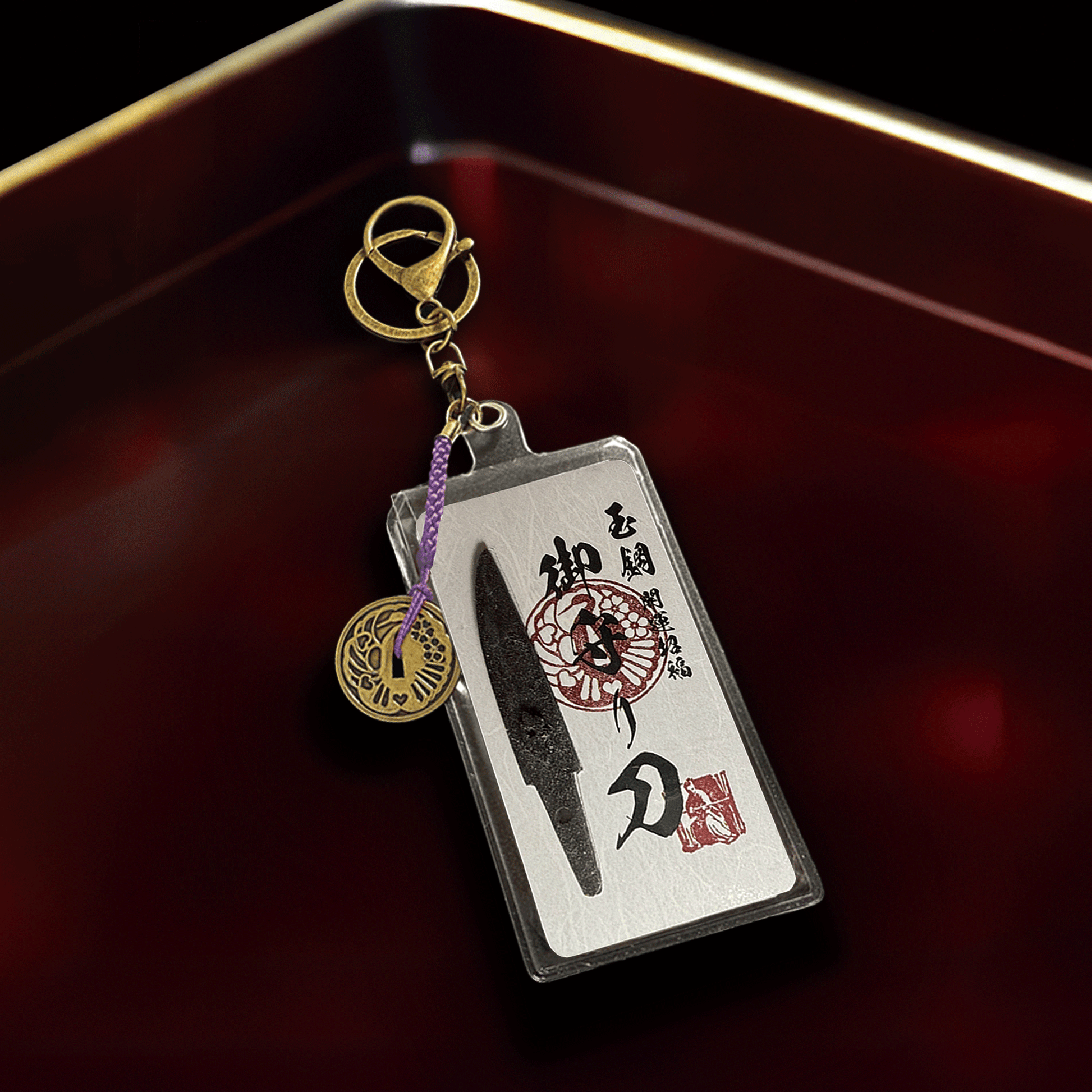 真・御守型ひとふり・カード版1st  大-tachi- 鐔付きアクセサリー仕様 藤枝垂（ふじしだれ・うす紫） - HITOFURI プロジェクト