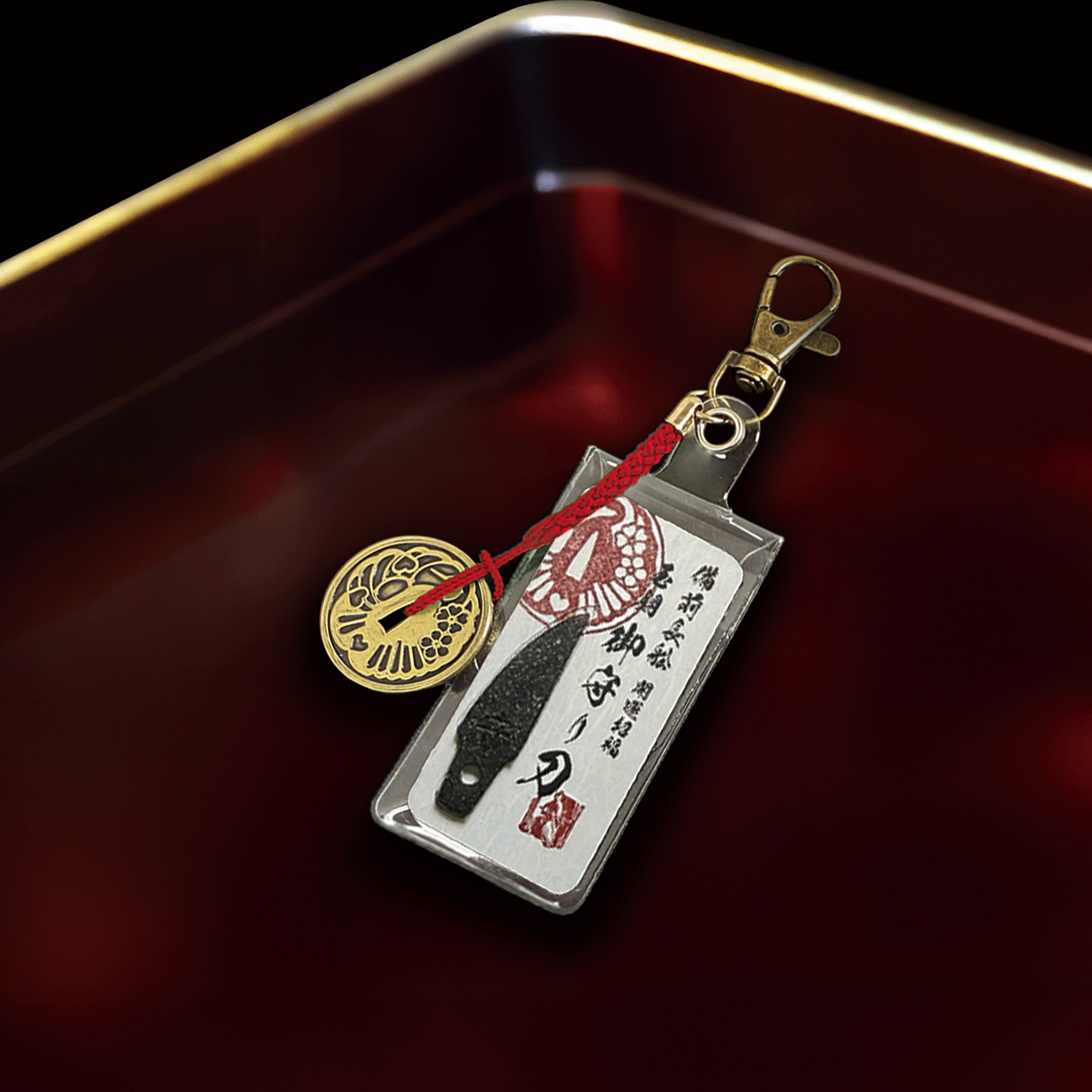 真・御守型ひとふり・カード版 備前長船「山鳥毛写し」特別ver.  小-wakizashi- 鐔付きアクセサリー仕様 緋色（あけいろ・赤） - HITOFURI プロジェクト