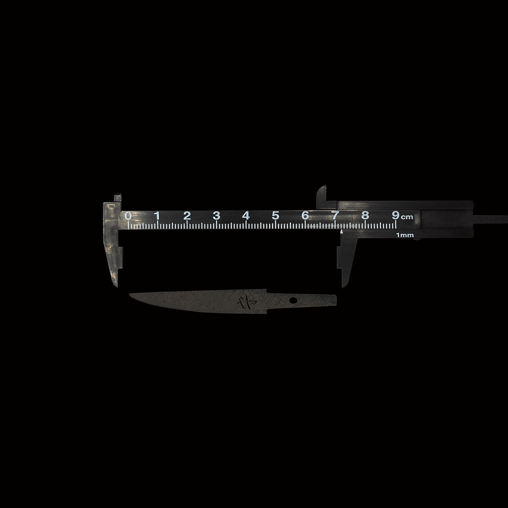 御守型ひとふり　【西陣織刀袋_菊結び_房付き】１st  -漆黒の刀身- - HITOFURI プロジェクト