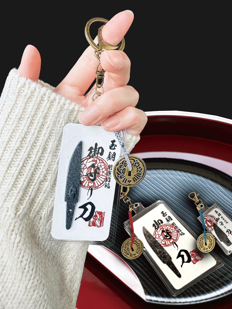 御守型ひとふり・カード版を財布に入れる様子