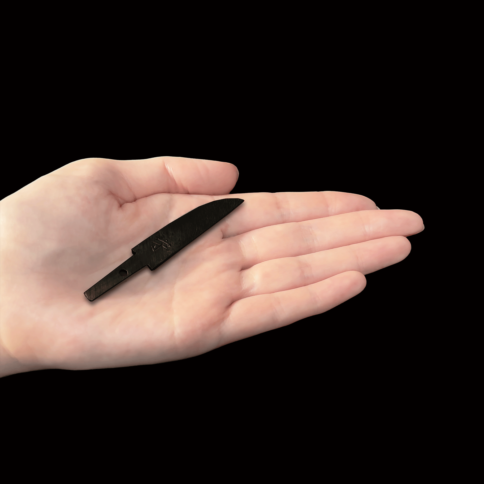 御守型ひとふり　【西陣織刀袋_菊結び_房付き】１st  -漆黒の刀身- - HITOFURI プロジェクト