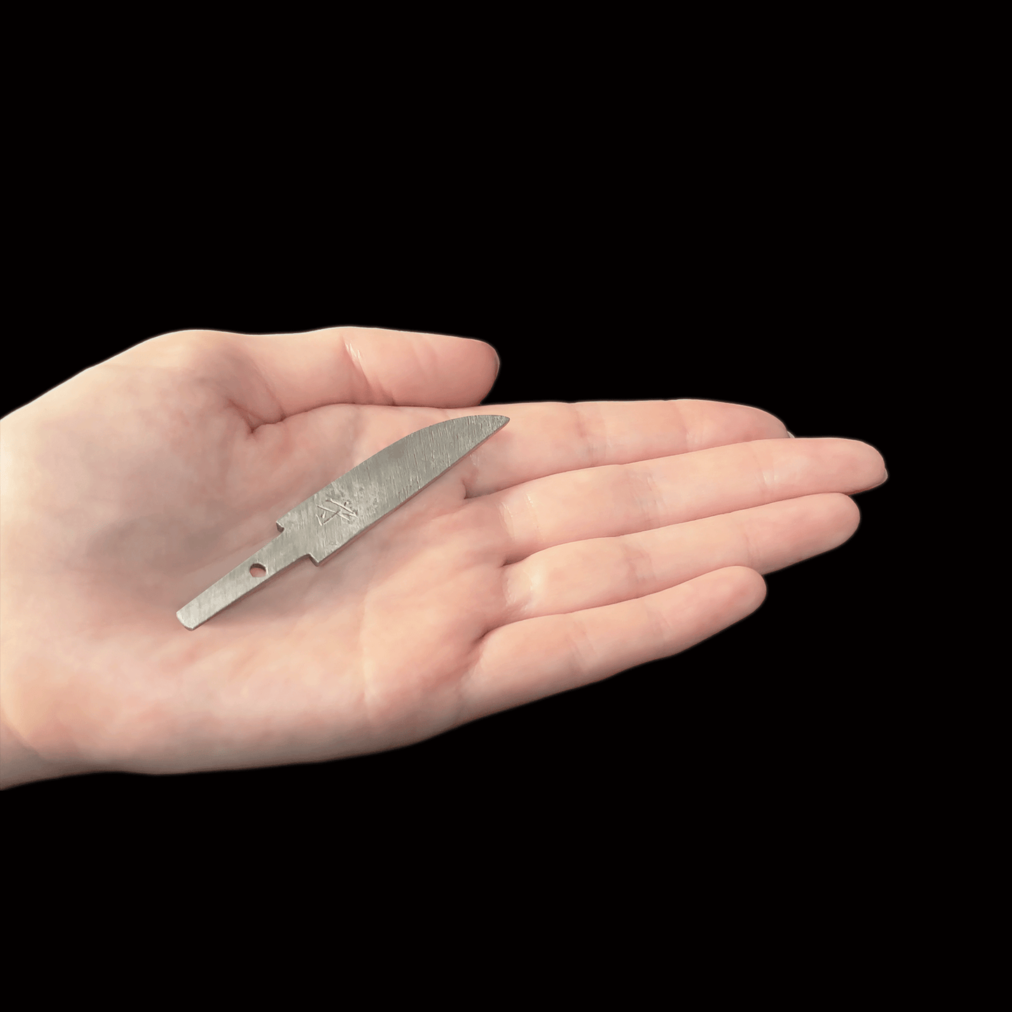 御守型ひとふり　【西陣織刀袋_菊結び_房付き】薄桜 (うすざくら) - HITOFURI プロジェクト