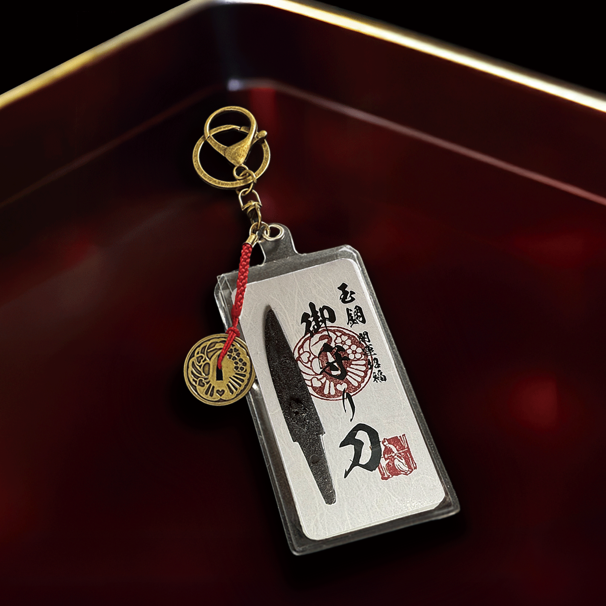 真・御守型ひとふり・カード版1st  大-tachi- 鐔付きアクセサリー仕様 緋色（あけいろ・赤） - HITOFURI プロジェクト