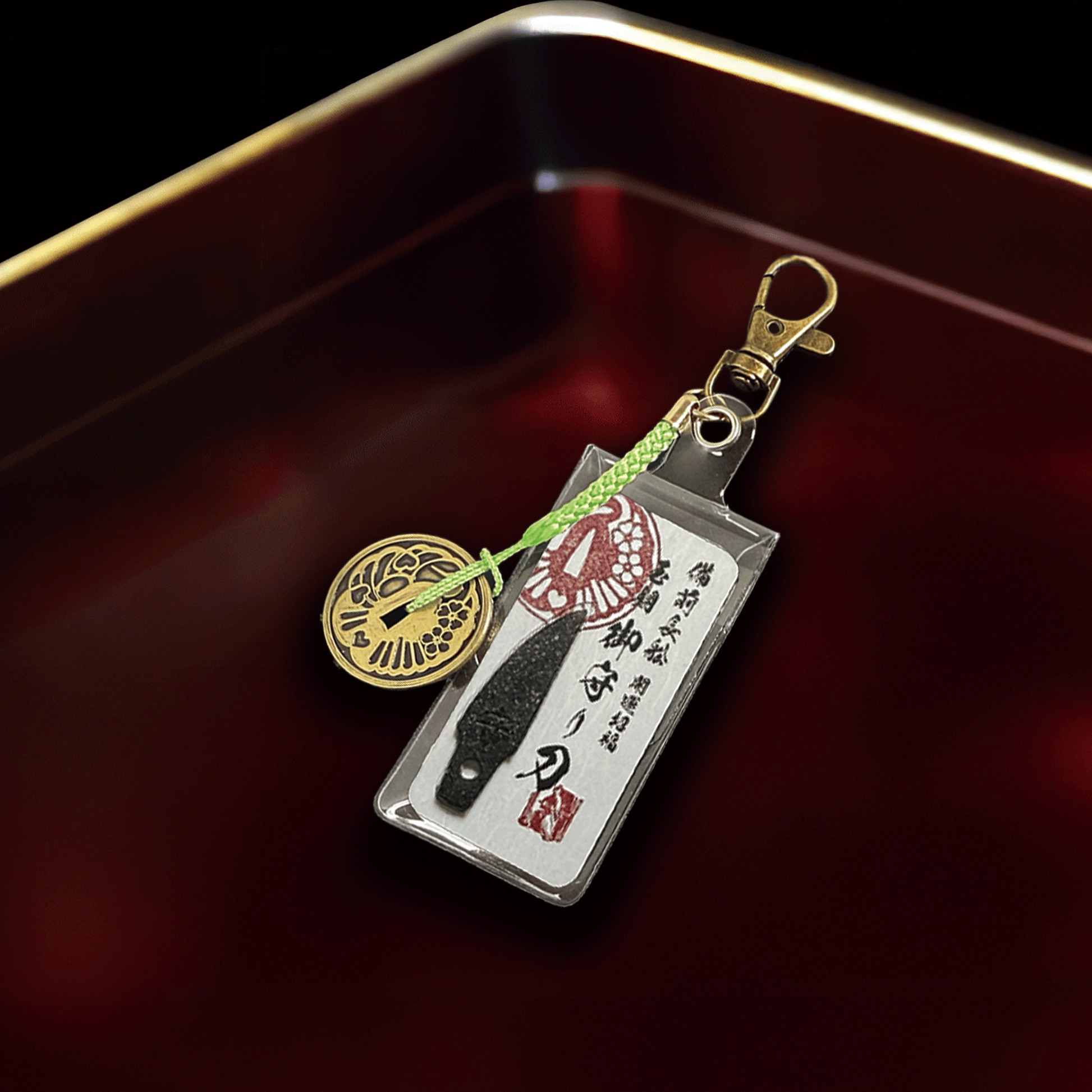 真・御守型ひとふり・カード版 備前長船「山鳥毛写し」特別ver.  小-wakizashi- 鐔付きアクセサリー仕様 若草（わかくさ・黄緑） - HITOFURI プロジェクト